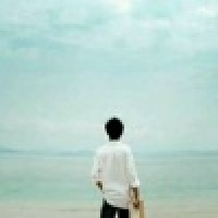 植发星抽站在屋顶上